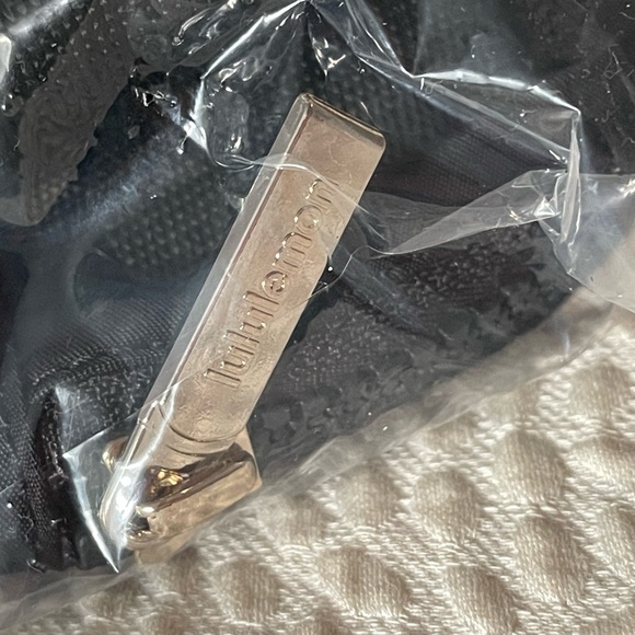 🖤NWT Lululemon Black & Gold Hardware Everywhere Belt Bag 1L - Picture 5 of 6